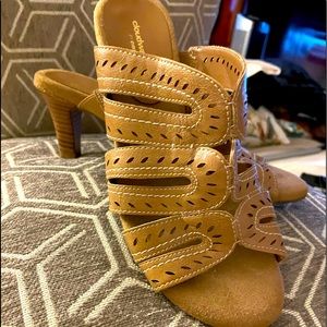 NEW CLOUDWALKERS FOR COMFORT AND STYLE TAN IN COLOR with 2 1/2” hEEL NEVER WORN